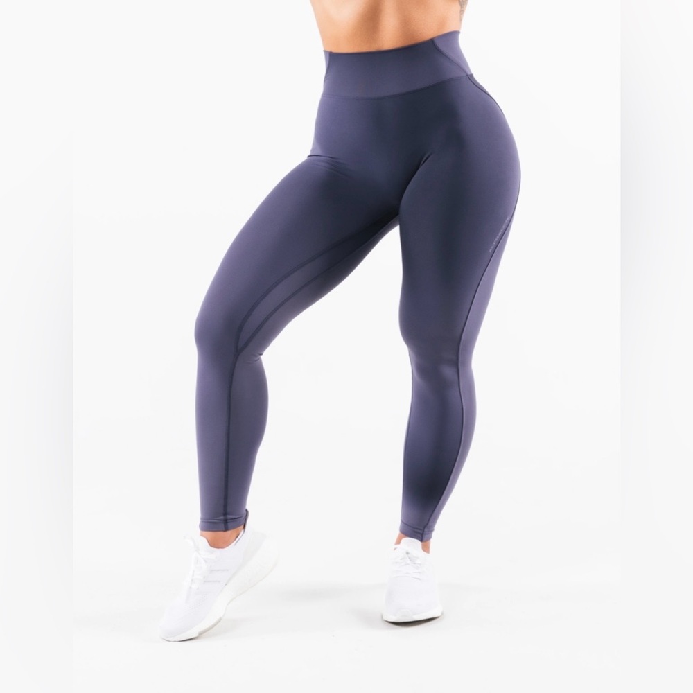 Alphalete Aura leggings in Blizzard